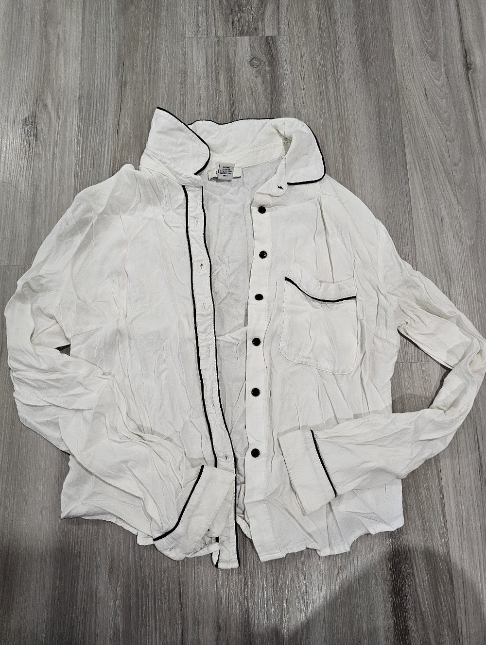 Forever 21 White Long Sleeve Top With Black Buttons And Lining
